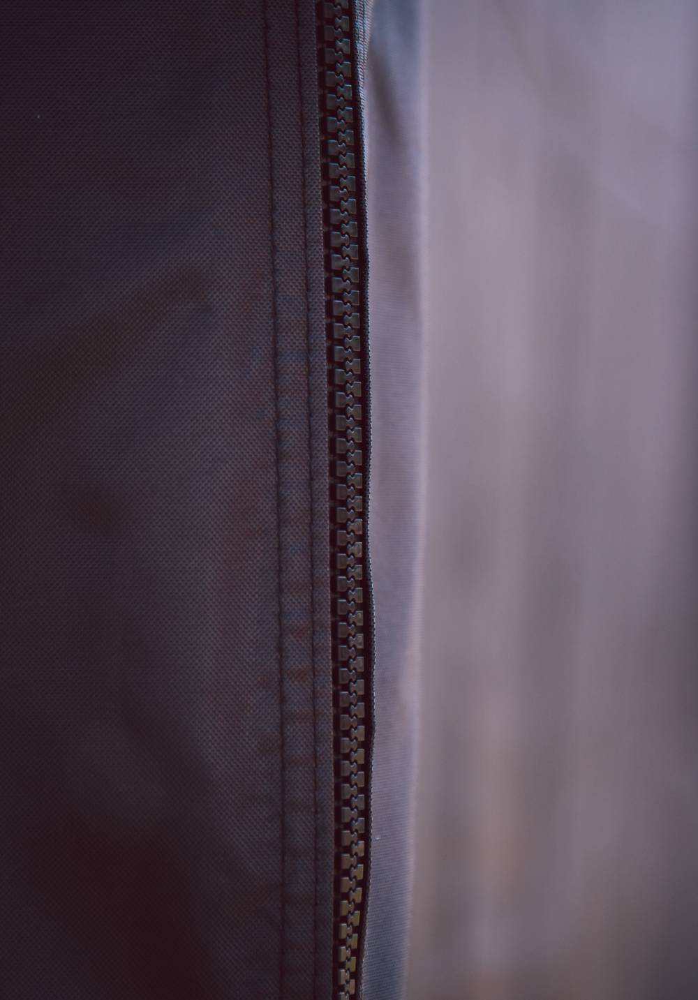 spojen&iacute; bočnic pomoc&iacute; zipů